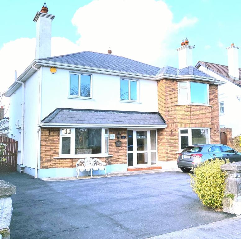 uma casa com um carro estacionado em frente em AVALON HOUSE em Galway