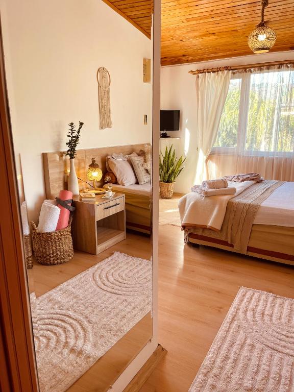 Postel nebo postele na pokoji v ubytování Olymposoase pansiyon