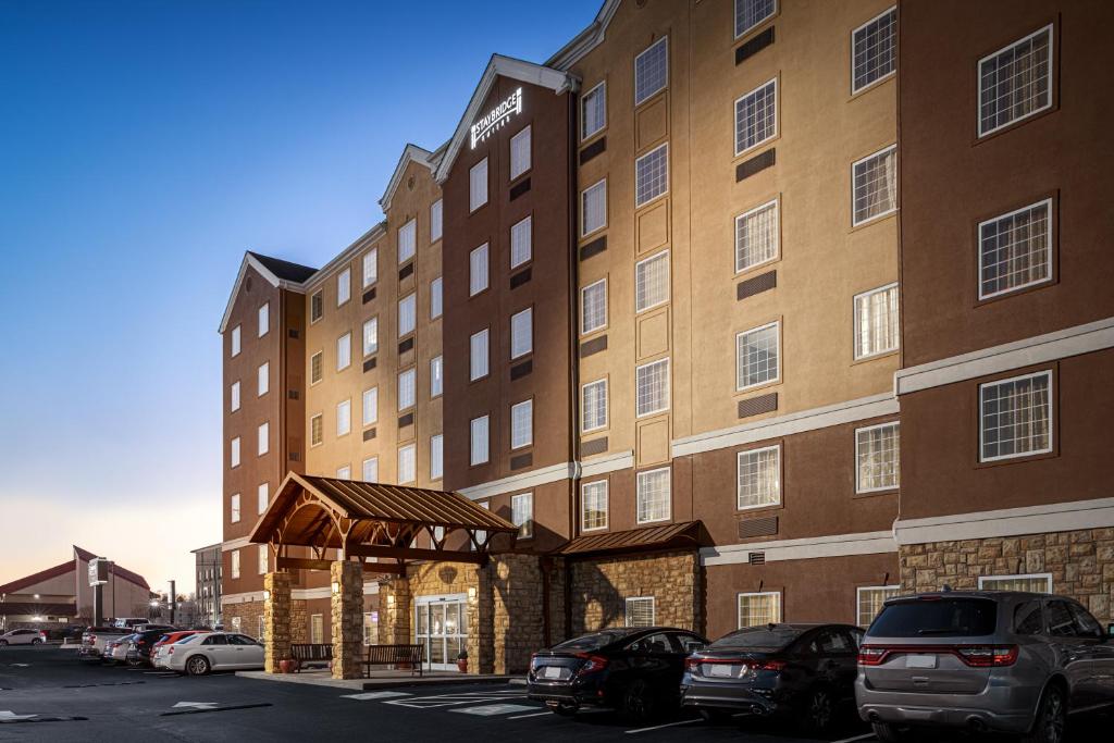 un gran edificio con coches estacionados en un estacionamiento en Staybridge Suites Chattanooga-Hamilton Place, an IHG Hotel, en Chattanooga