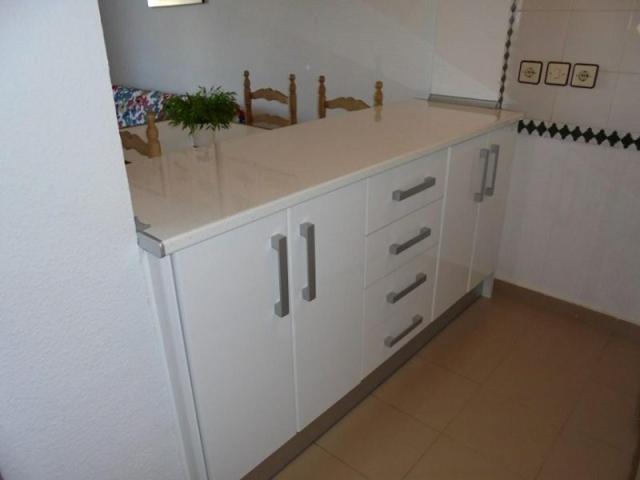 een keuken met witte kasten en een aanrecht bij Apartamento Tres Pinos cerca de la Playa in San José