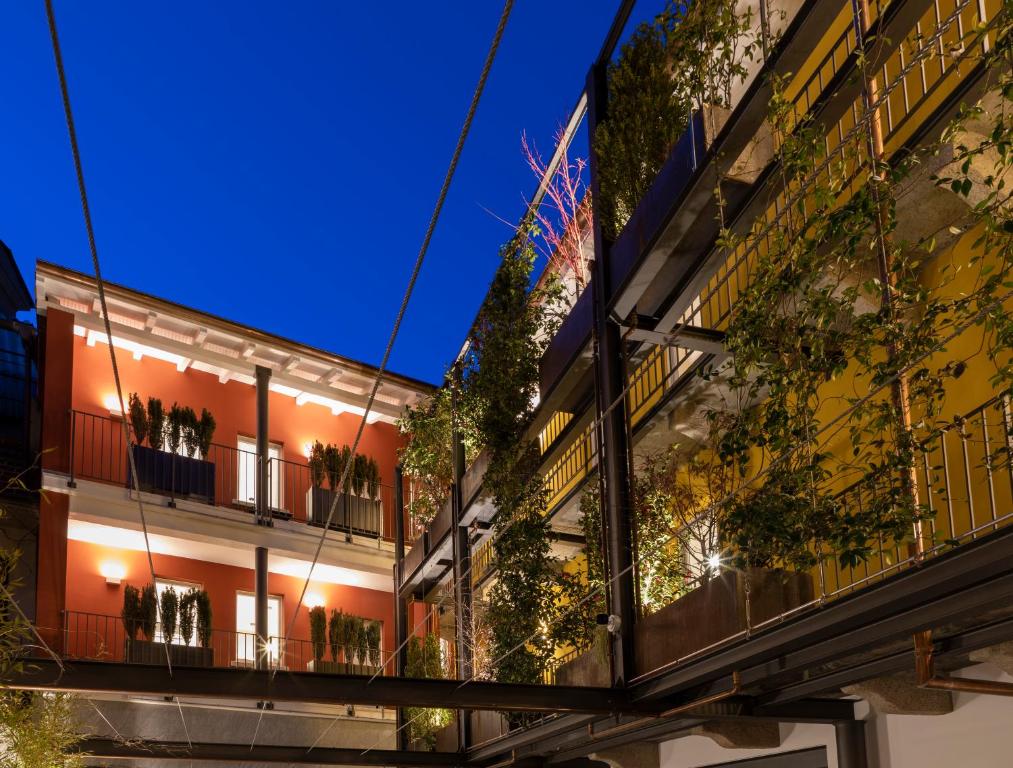 un edificio con plantas a su lado en Residence Casa Coppa Appartamento Iris, en Omegna