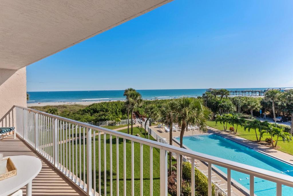 Bazén v ubytování Cocoa Beach Towers nebo v jeho okolí