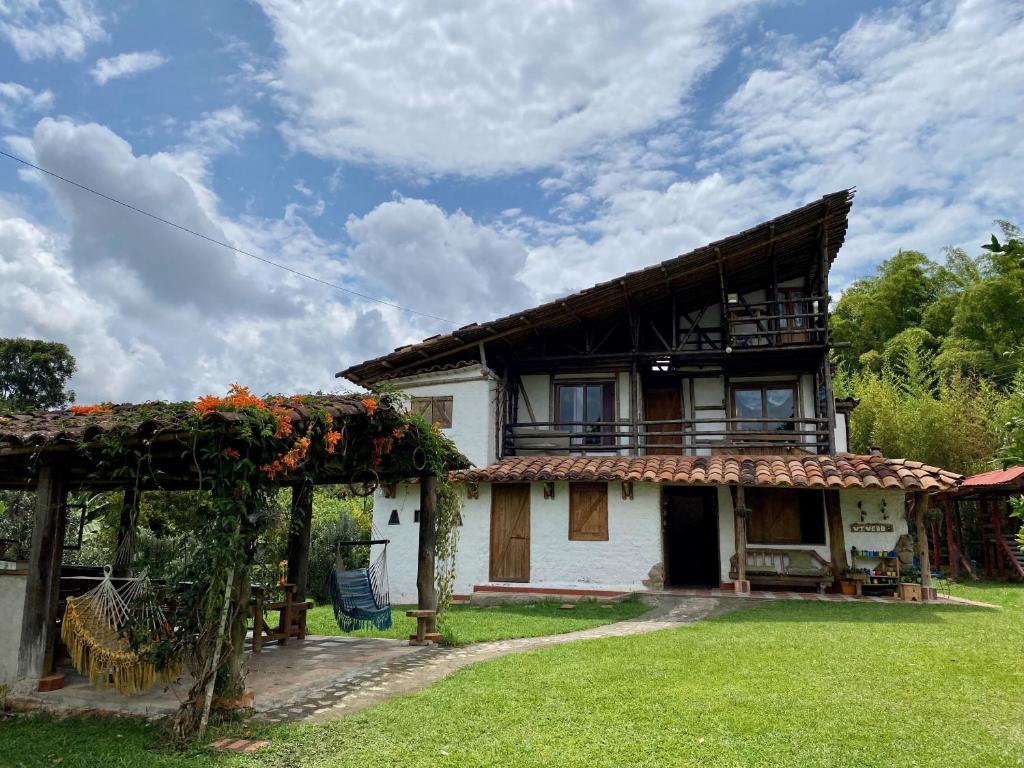 an old house with a garden in front of it at Posada Chaska in San Agustín