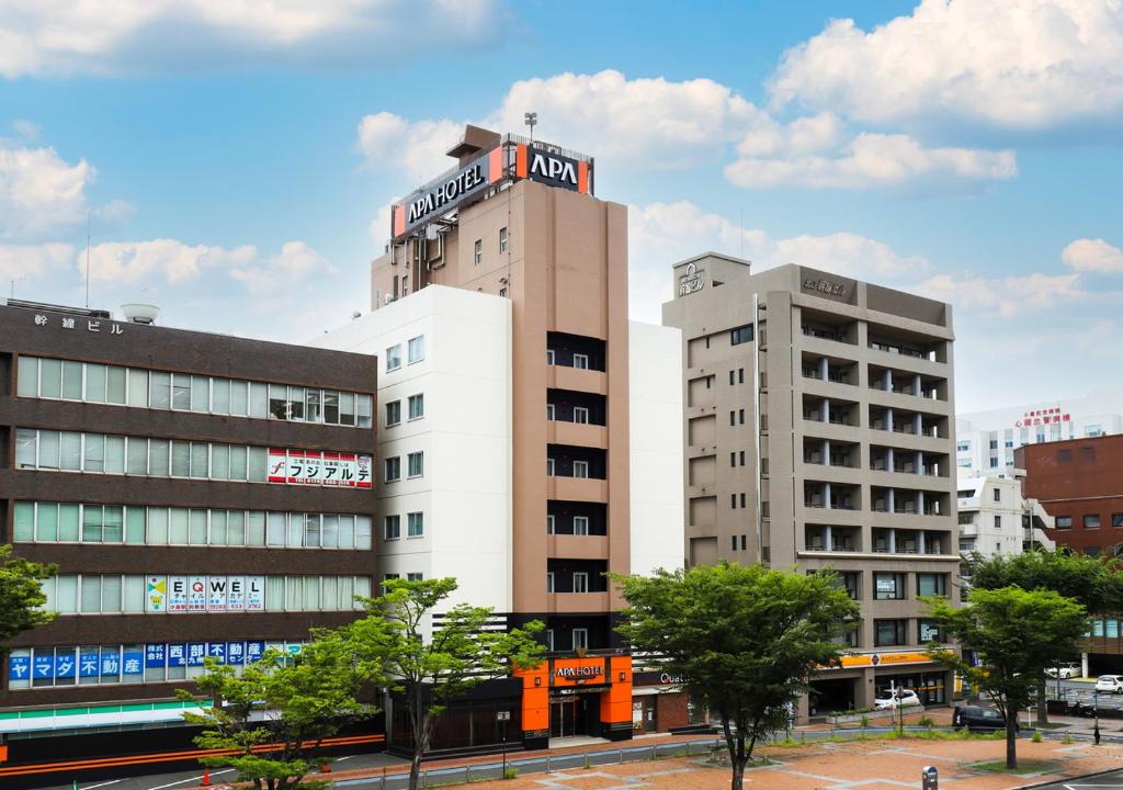 un edificio con un cartel en la parte superior en APA Hotel Kokuraeki Shinkansenguchi, en Kitakyushu