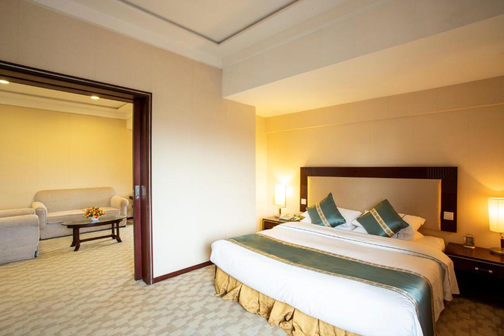 Postel nebo postele na pokoji v ubytování Guangdong Victory Hotel -Shamian Island