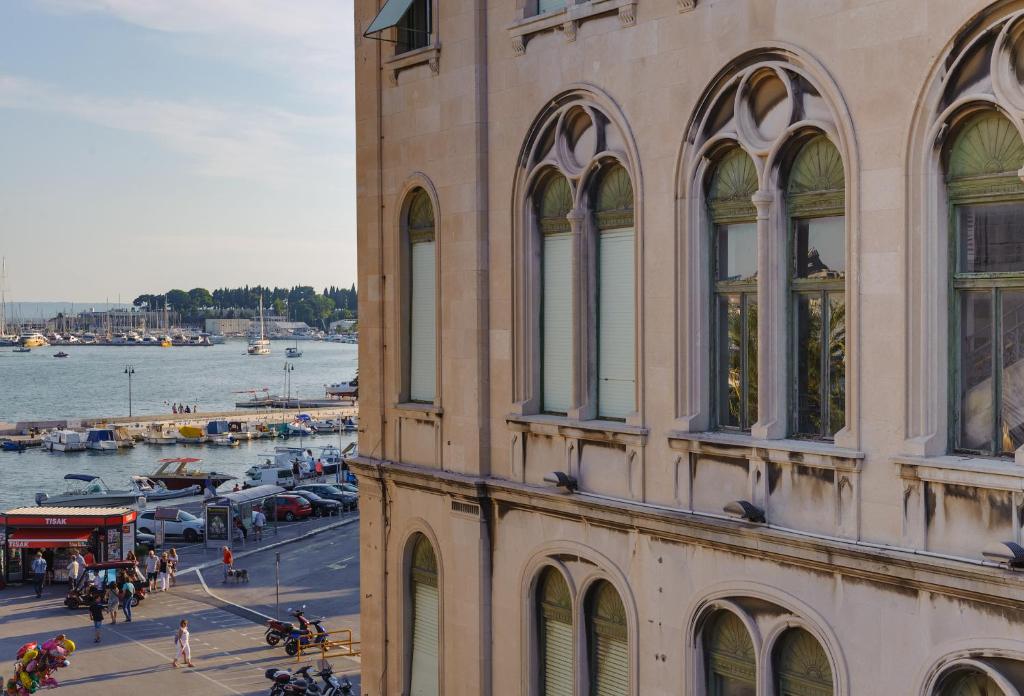 Výhled na řeku, která protéká v blízkosti apartmánu