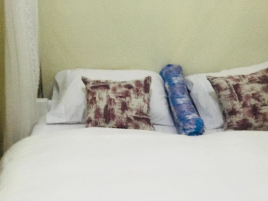 Una cama o camas en una habitación de THE JESSAMIE