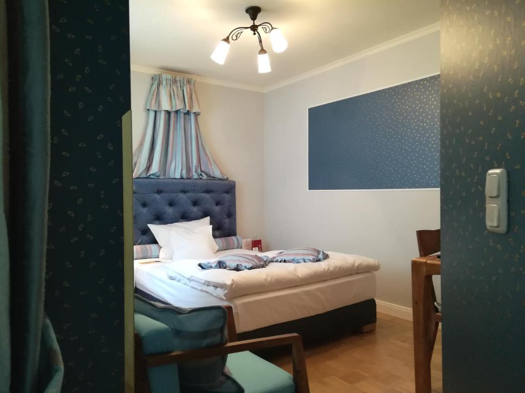 Postel nebo postele na pokoji v ubytování Hotel Goldener Anker
