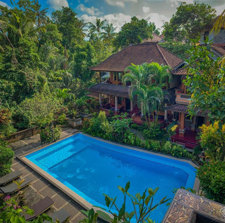 una vista aérea de una villa con piscina en Kajeng Bungalow, en Ubud