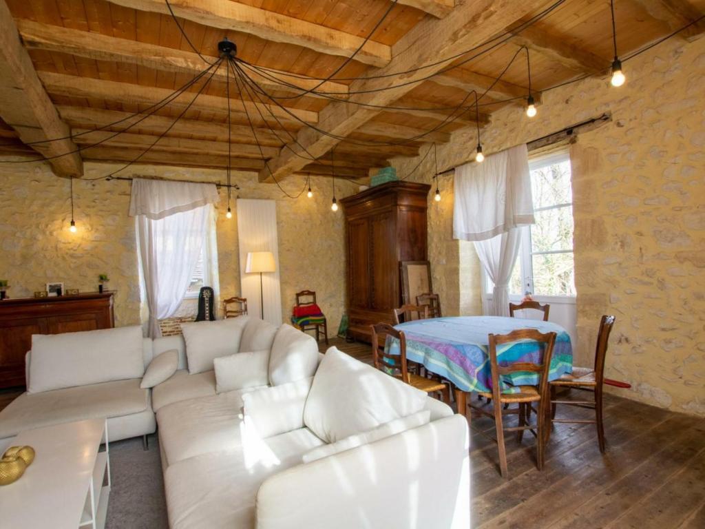 sala de estar con sofá blanco y mesa en Gîte Saint-Pierre-de-Chignac, 6 pièces, 11 personnes - FR-1-616-221, en Saint-Pierre-de-Chignac