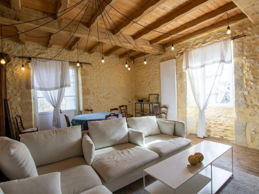 sala de estar con sofá blanco y mesa en Gîte Saint-Pierre-de-Chignac, 6 pièces, 11 personnes - FR-1-616-221, en Saint-Pierre-de-Chignac