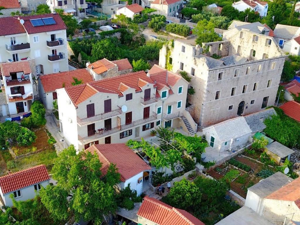 una vista aérea de una ciudad con edificios blancos en Apartments Paloc, en Bol