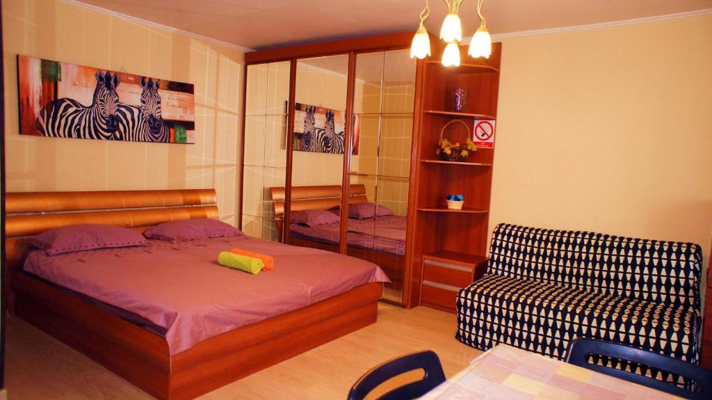 モスクワにあるApartment Sushchevskiy Val 60 Bldg.1のベッドルーム1室(ベッド1台、ソファ、椅子付)