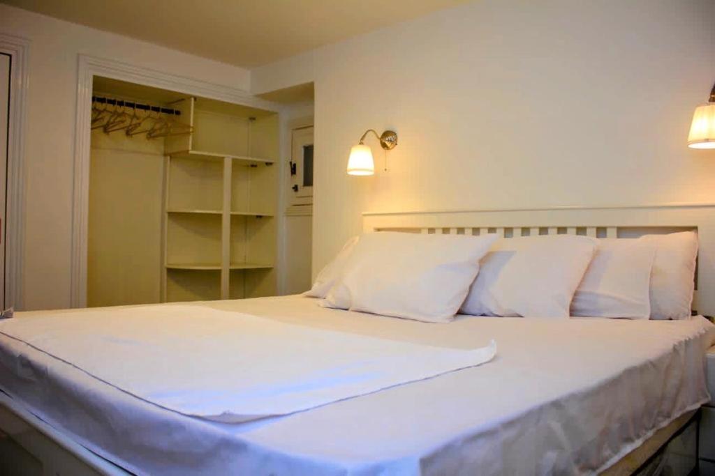 Katil atau katil-katil dalam bilik di JERMA apartments شاليه المعموره