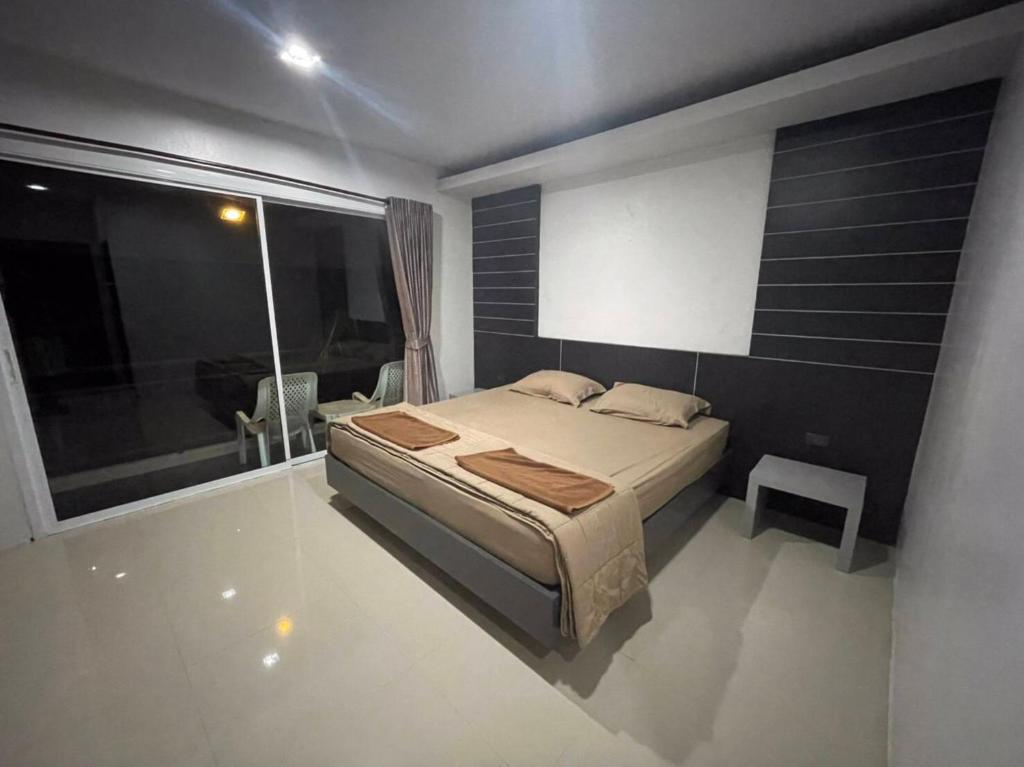 Postel nebo postele na pokoji v ubytování PP Midnight Hotel