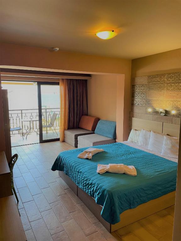 una camera d'albergo con un letto e un balcone di Mirabelle Hotel ad Argásion