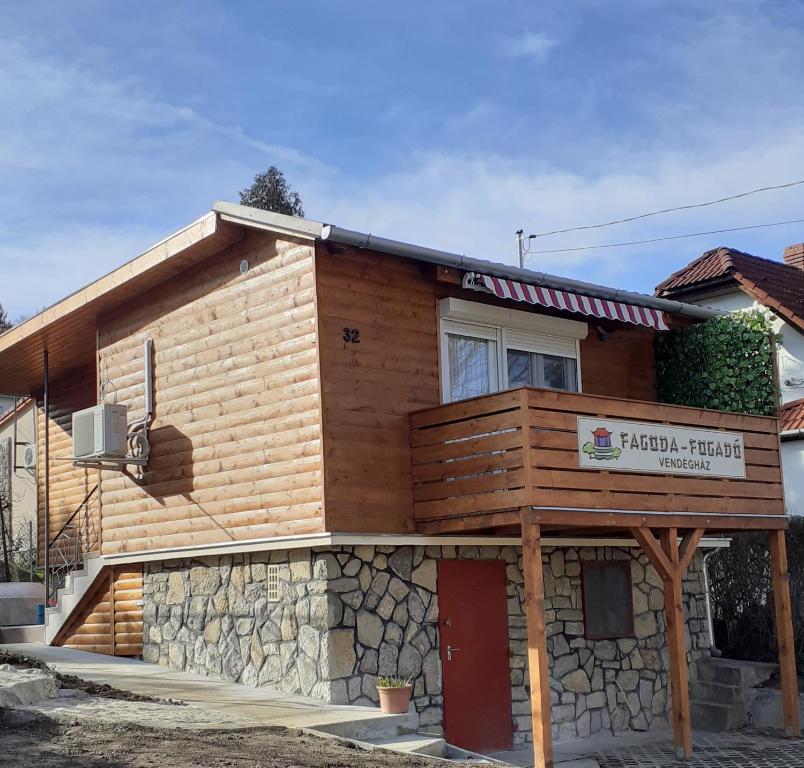 a small wooden building with a sign on it at Fagoda-Fogadó Vendégház in Orfű