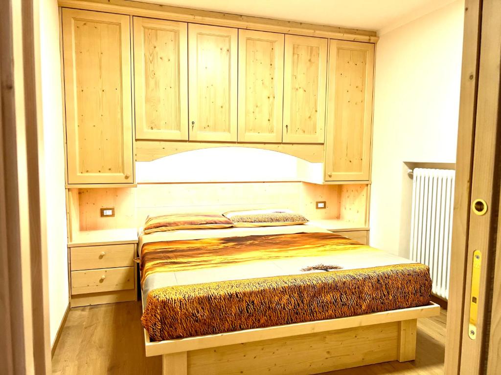 Una cama o camas en una habitación de EMARGHE, CASA A MOENA