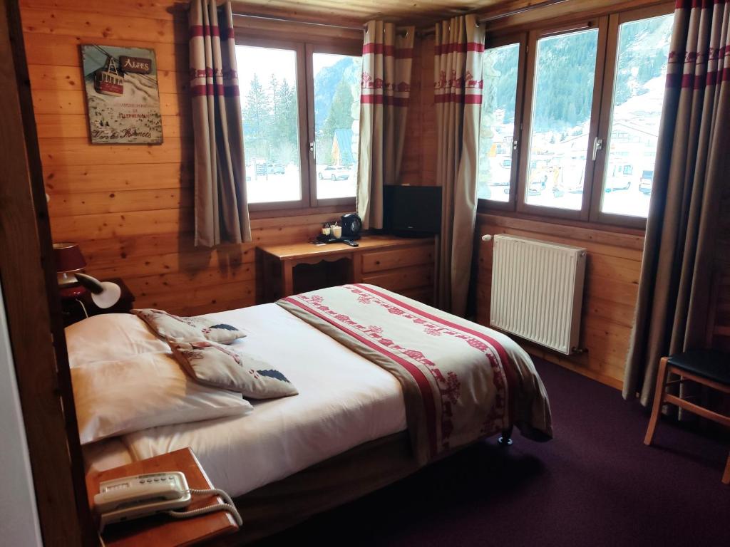Postel nebo postele na pokoji v ubytování Epicéa Lodge Hôtel et Camping
