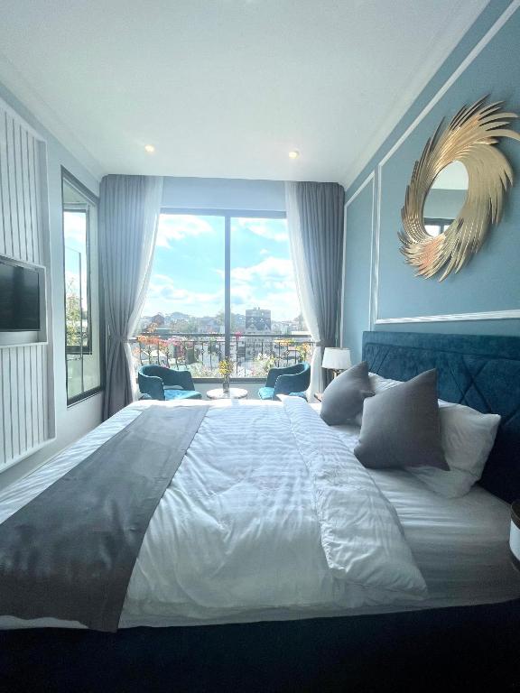 Una cama o camas en una habitación de An Nhi Hotel