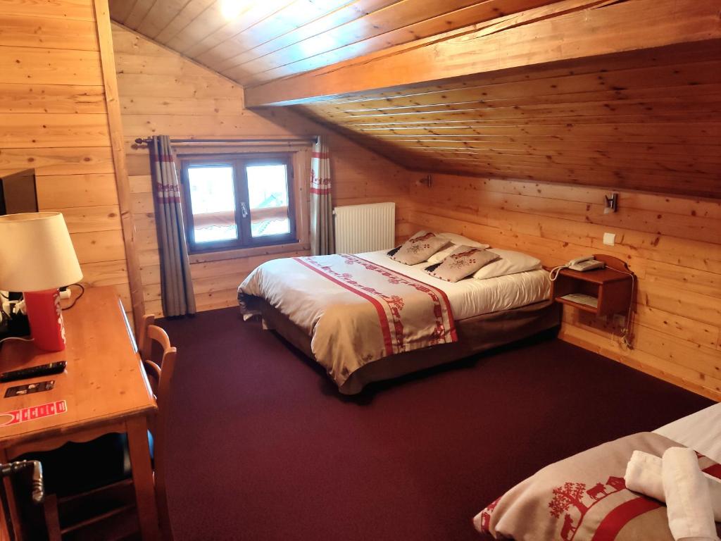 Postel nebo postele na pokoji v ubytování Epicéa Lodge Hôtel et Camping
