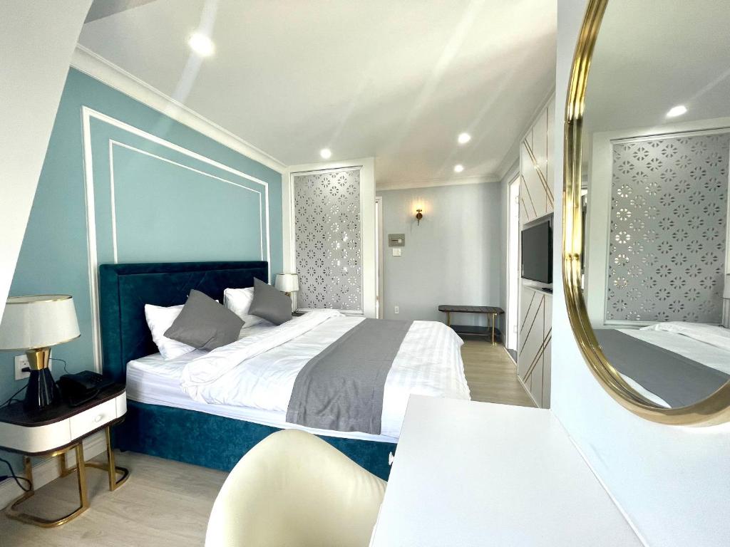 Una cama o camas en una habitación de An Nhi Hotel