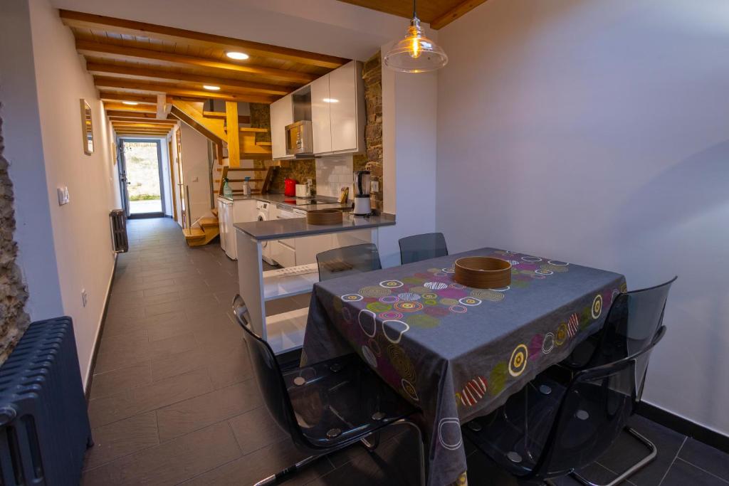 Kuchyň nebo kuchyňský kout v ubytování Casa Alameda 23 de Casas Das Figueiras en Ría Eo-Ribadeo