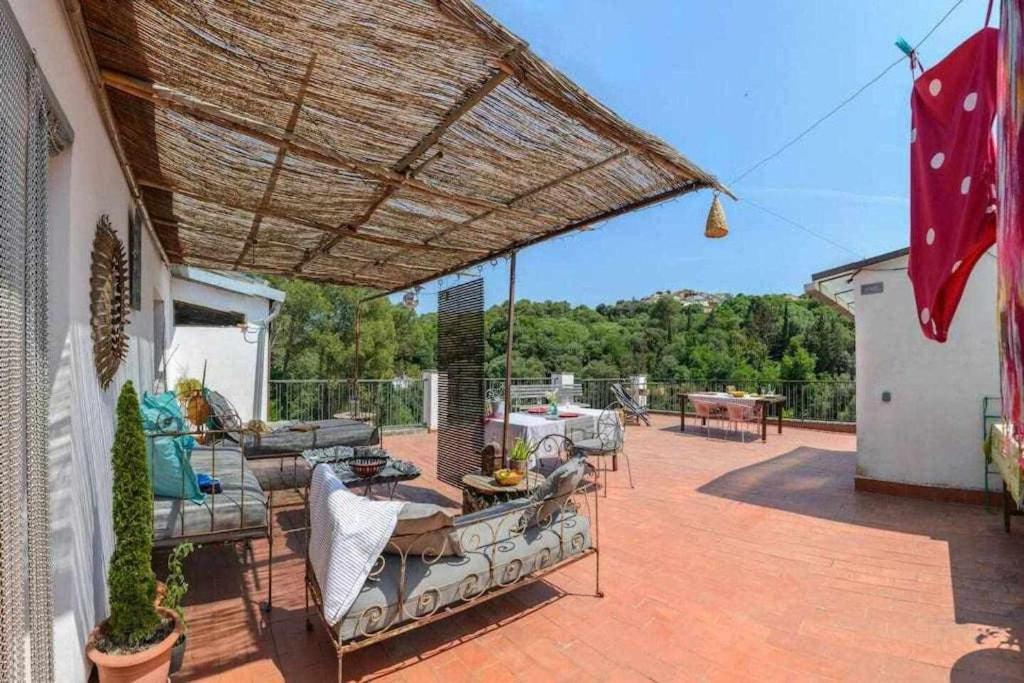 un patio al aire libre con una gran sombrilla de mimbre en Sleep y Stay Terrace Loft in Sant Daniel, en Girona