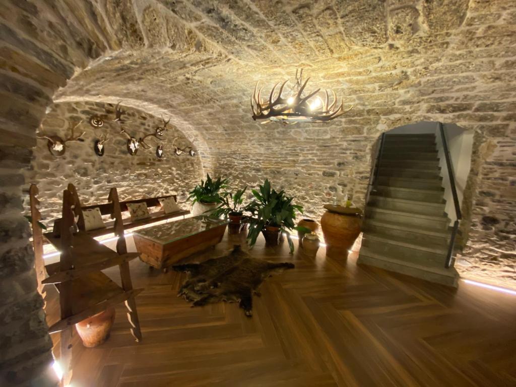 - un salon avec un escalier et un mur en pierre dans l'établissement Casa Altemir, à Campo
