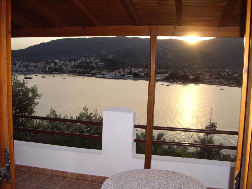 - une vue depuis le balcon d'une maison avec un lac dans l'établissement Ourania Sea Breath, à Punta