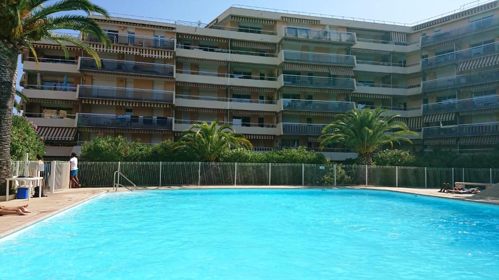 une grande piscine devant un immeuble dans l'établissement Frejus Plage, Appartement entier , piscine,parking,plage à 200m, à Fréjus
