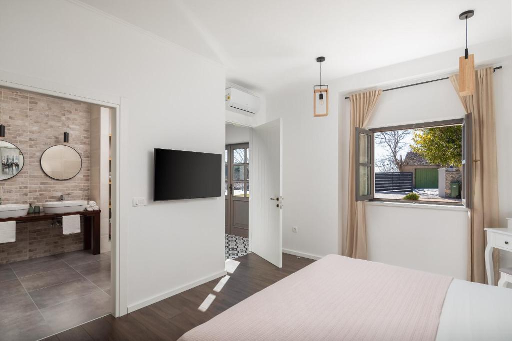 Televízia a/alebo spoločenská miestnosť v ubytovaní Casa di Pietra
