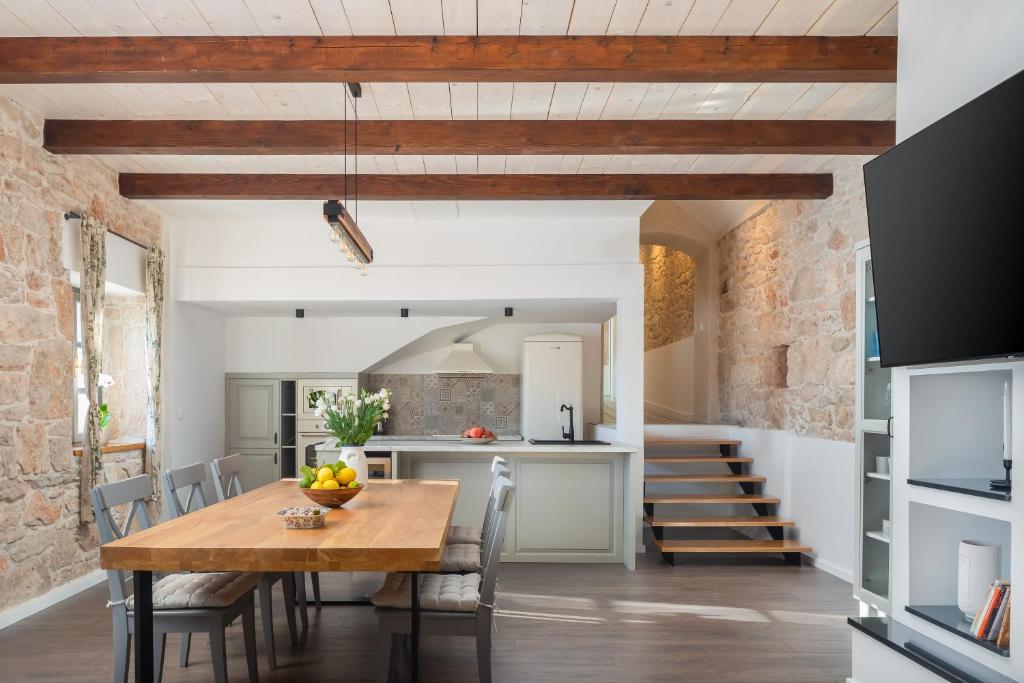 Posedenie v ubytovaní Casa di Pietra