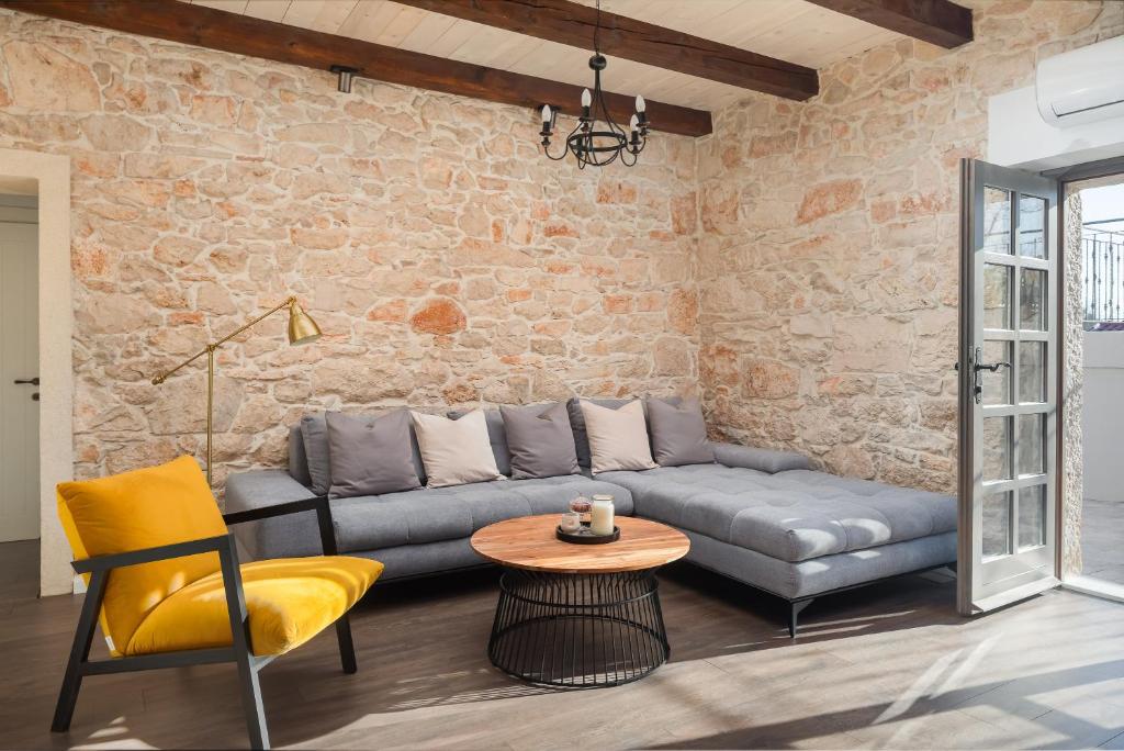 Posedenie v ubytovaní Casa di Pietra