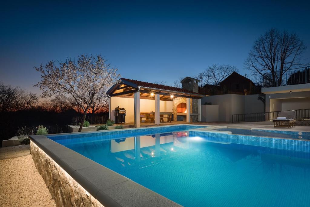 Bazén v ubytovaní Casa di Pietra alebo v jeho blízkosti