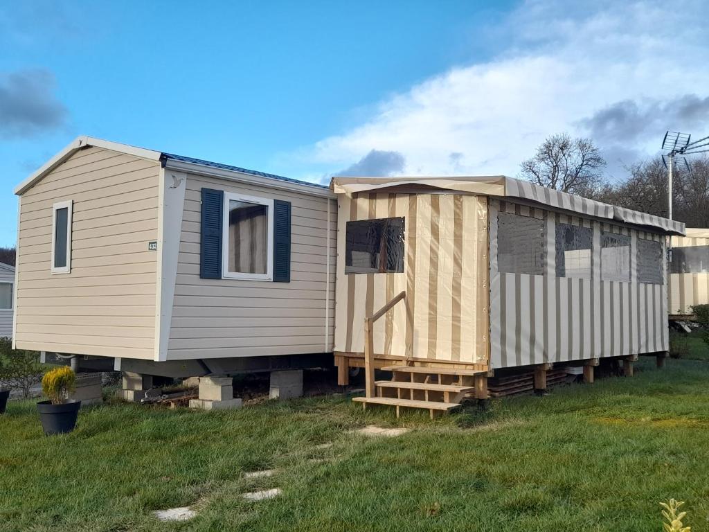 una casita en la cima de un campo en Savina, en Litteau