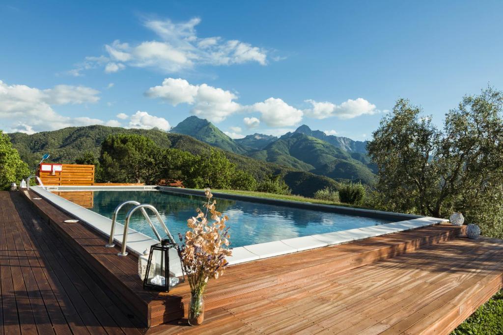 a swimming pool with mountains in the background at Agriturismo Tripala in Minucciano