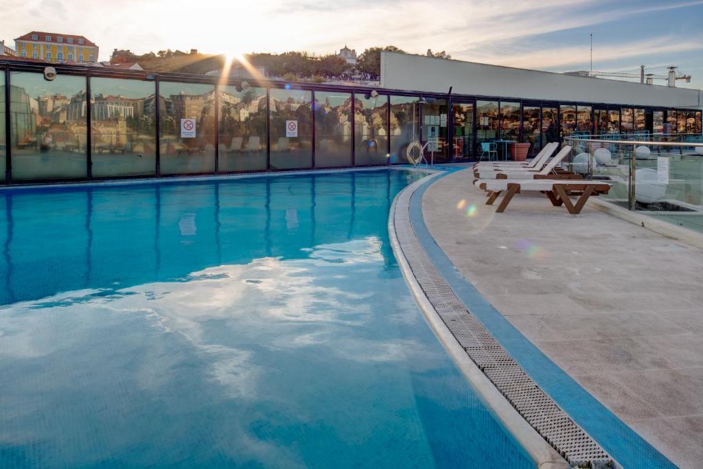 Bazén v ubytování VIP Executive Eden Aparthotel nebo v jeho okolí