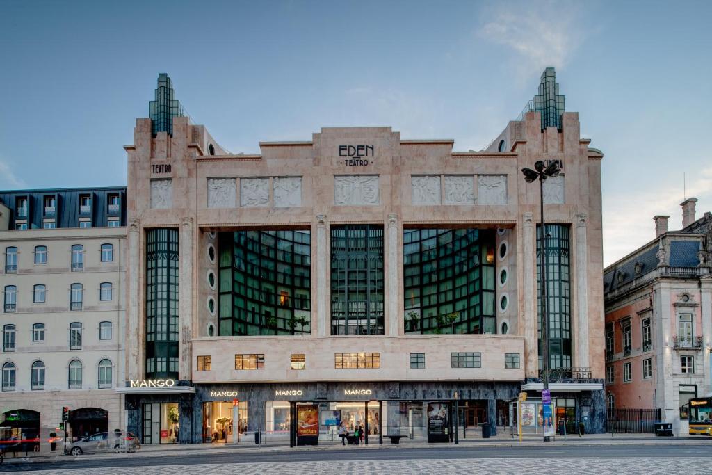 un grand bâtiment avec beaucoup de fenêtres dans l'établissement VIP Executive Eden Aparthotel, à Lisbonne