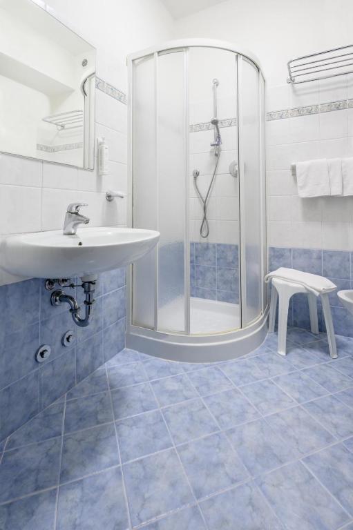 Koupelna v ubytování Atlas Hotel