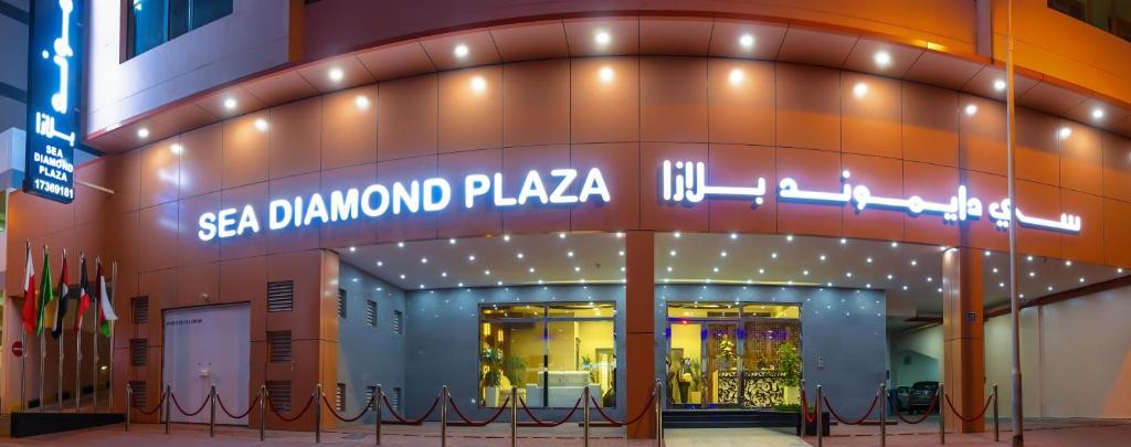 un edificio con un letrero que lee plaza de diamantes marinos en Sea Diamond Plaza Apartments, en Manama