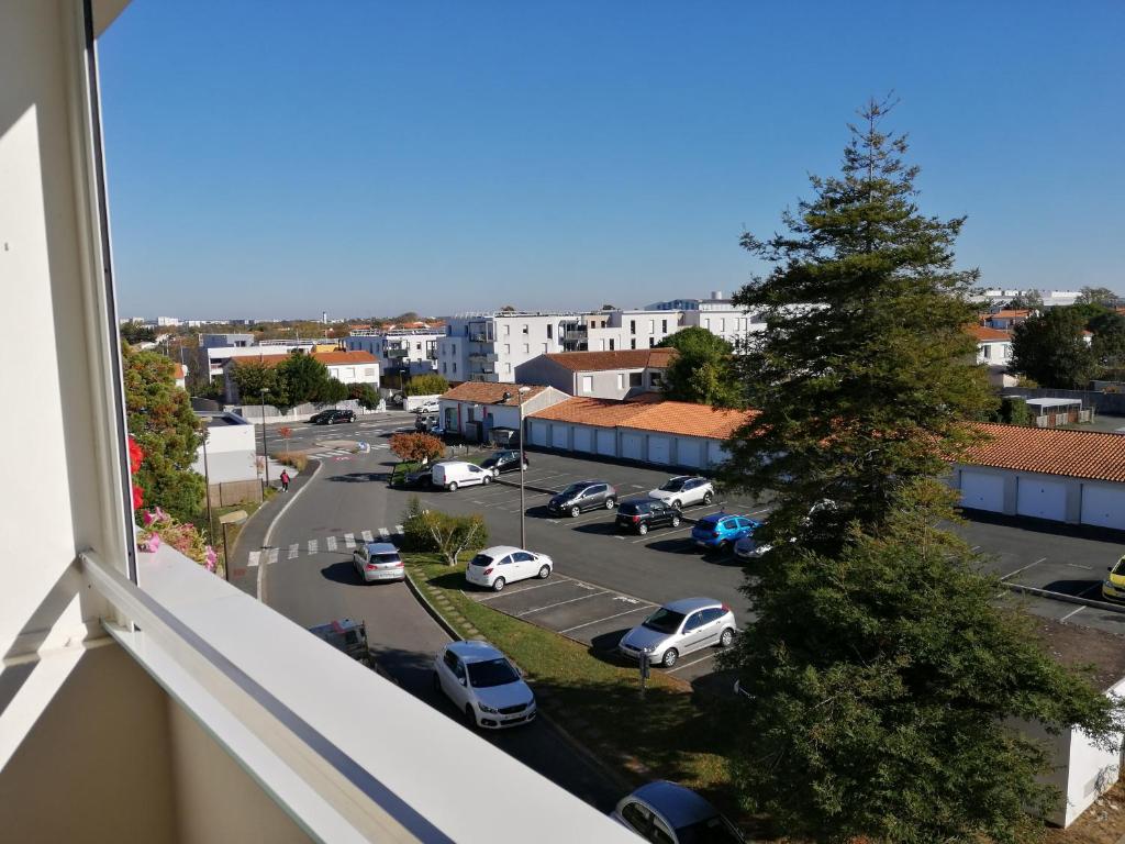 een balkon met uitzicht op een parkeerplaats bij Réter in Aytré
