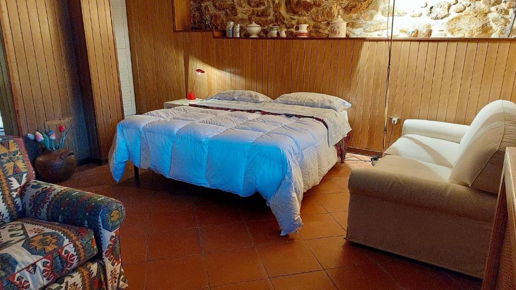 a bedroom with a bed with a blue blanket at affittacamere 7nani in Barrea