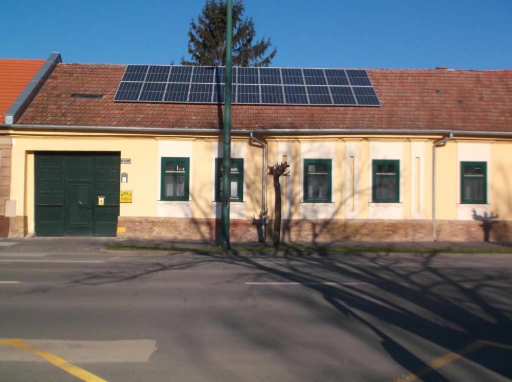 ein Gebäude mit Sonnenkollektoren darüber in der Unterkunft Vali Vendégház in Gyula