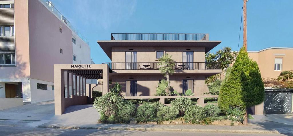 een gebouw met een balkon aan de zijkant bij Mariette Rhodes Urban Suites in Rhodos-stad