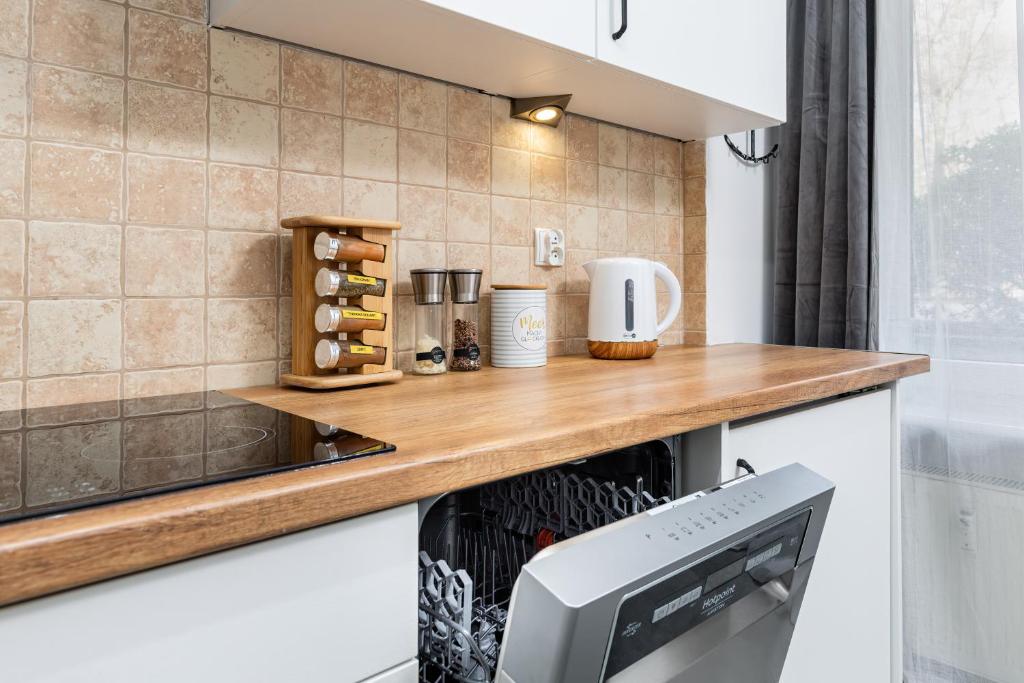 Kuchyňa alebo kuchynka v ubytovaní Morski Apartament Arciszewskiego by Noclegi Renters