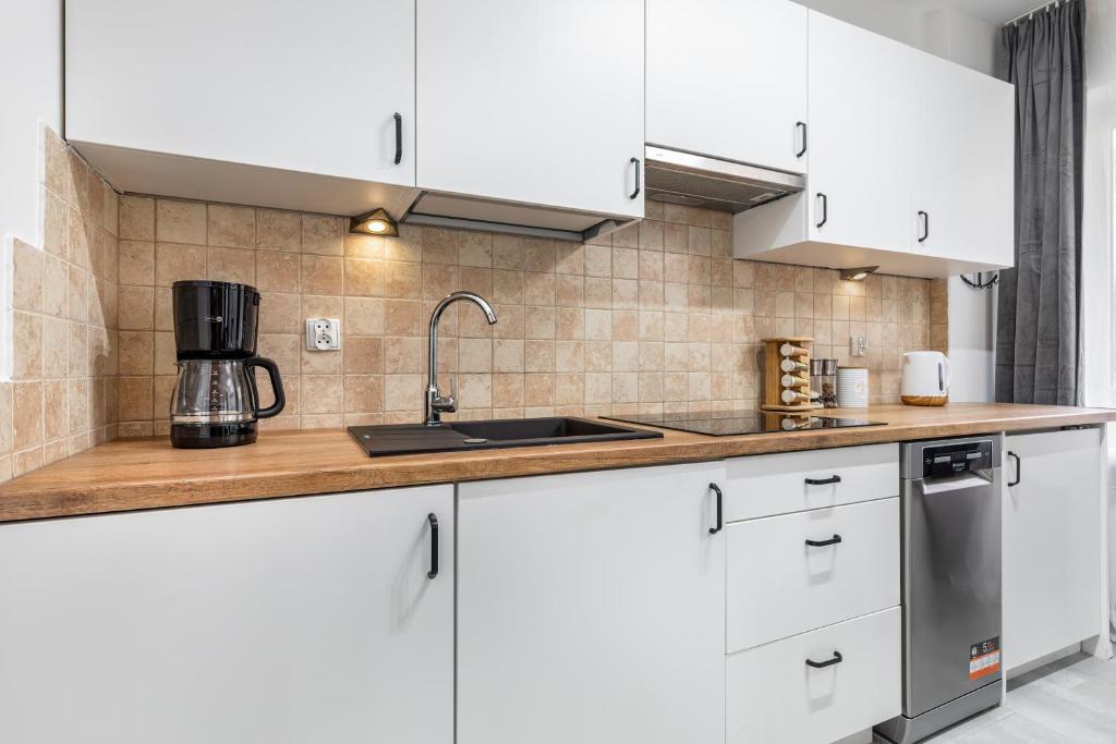 Kuchyňa alebo kuchynka v ubytovaní Morski Apartament Arciszewskiego by Noclegi Renters