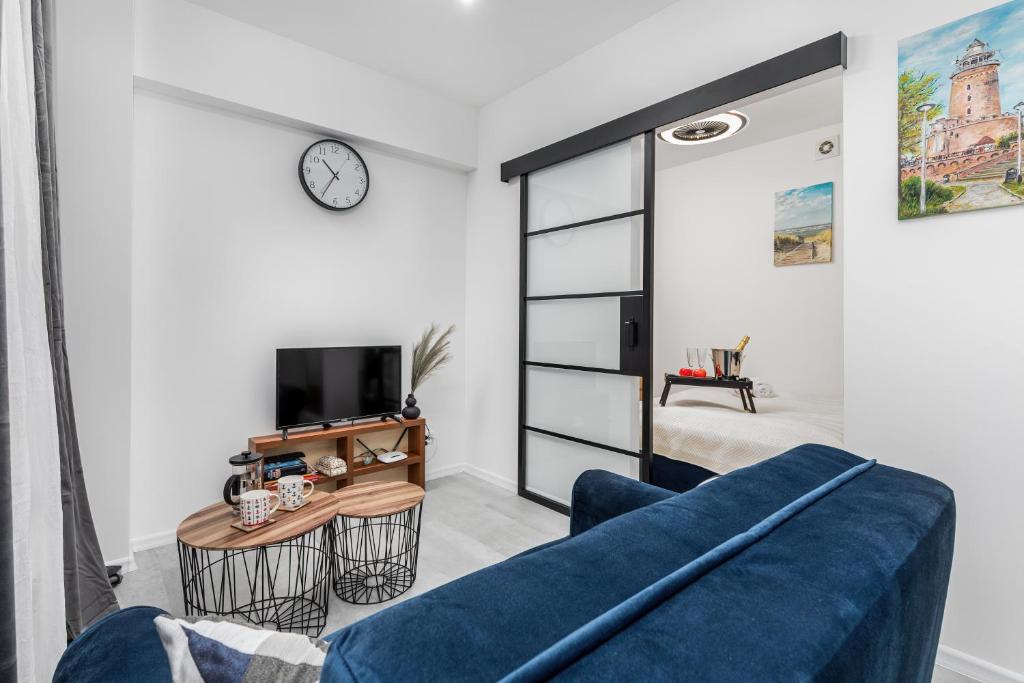 Televízia a/alebo spoločenská miestnosť v ubytovaní Morski Apartament Arciszewskiego by Noclegi Renters