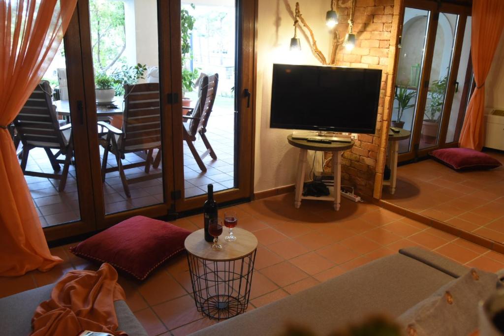 TV a/nebo společenská místnost v ubytování Sea La Vie
