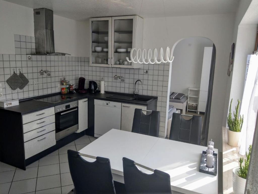 une cuisine avec une table et des chaises. dans l'établissement Ferienwohnung Monika Scholtz, à Königheim